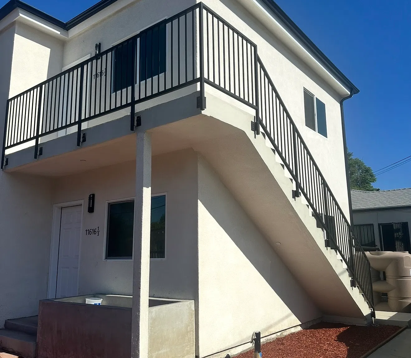 2 bed, 800 sqft, $2,400 — Photo 1