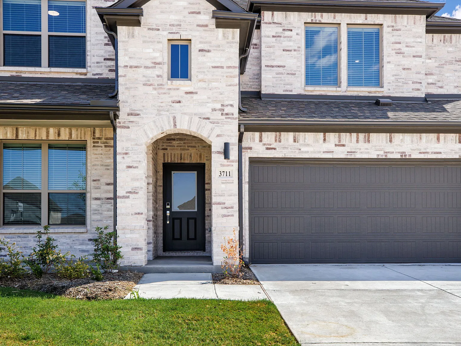 5 bed, 2937 sqft, $3,495 — Photo 3