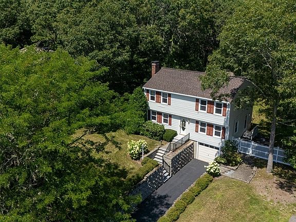 3rd image of 10 Pinehurst Dr