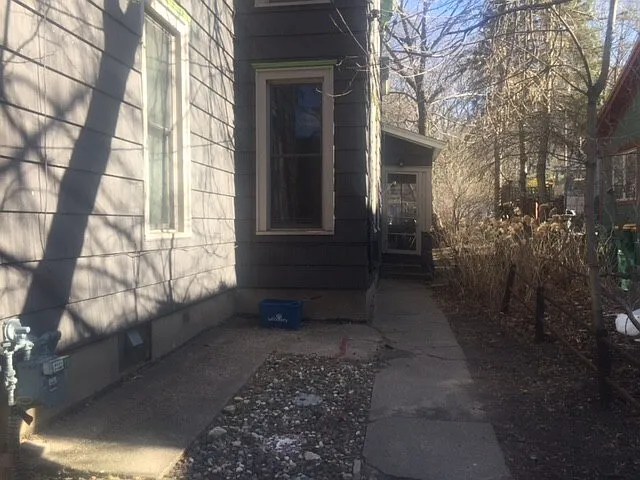 Building Photo - 119 Pine St E #2