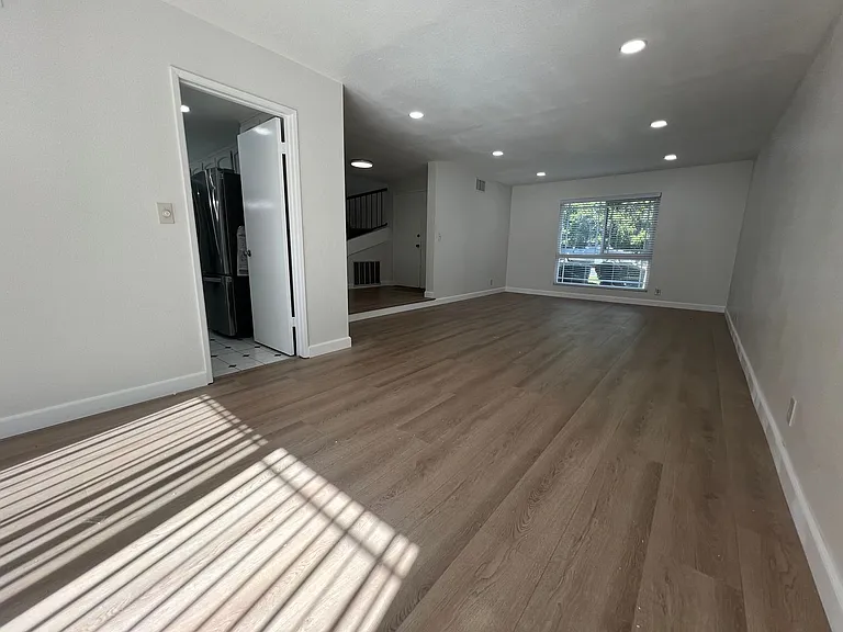 19806 Strathern St — Photo 6