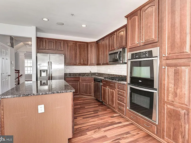 7576 Maidenhead Dr — Photo 14