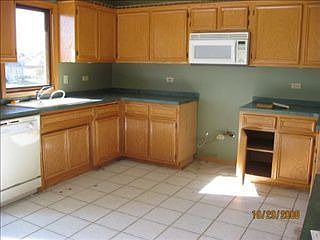 4th image of 8441 Hollybrook Ln