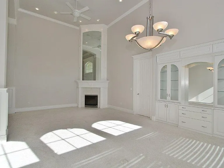 2291 N Greenview Ct — Photo 4