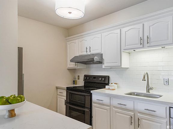 3rd image of 1001 Pine St Unit 202