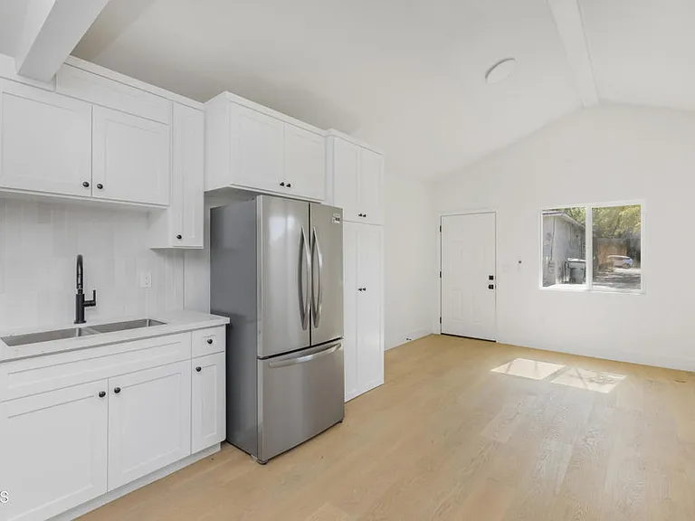 1537 Wesley Ave — Photo 3
