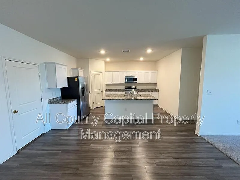 5 bed, 3.0 bath, 2618 sqft, $2,600 — Photo 4