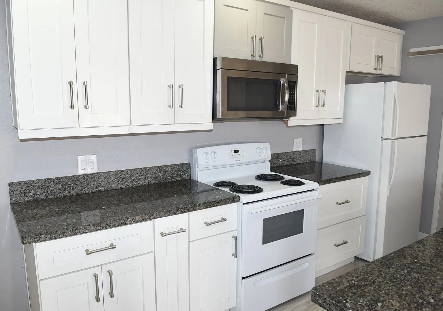 Totally Remodeled 2 Br 1.5 Ba Townhome Near Northern and I-17 in Glendale — Photo 4