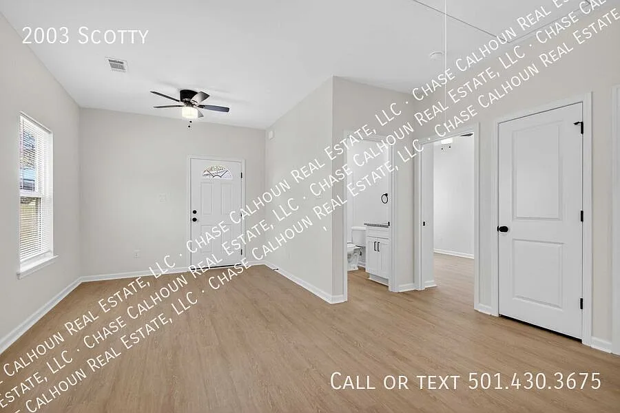 This well-located duplex offers convenience, and easy access to everything you need in the heart ... — Photo 4
