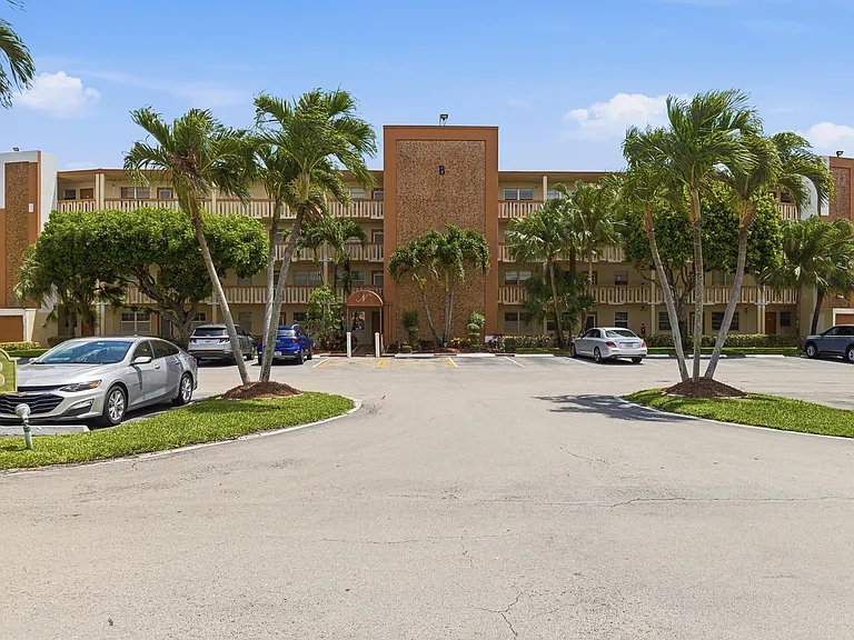 1025 Newcastle Dr #1025-B — Photo 2