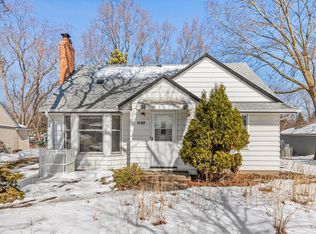 1127 Oakcrest Ave, Roseville, MN 55113