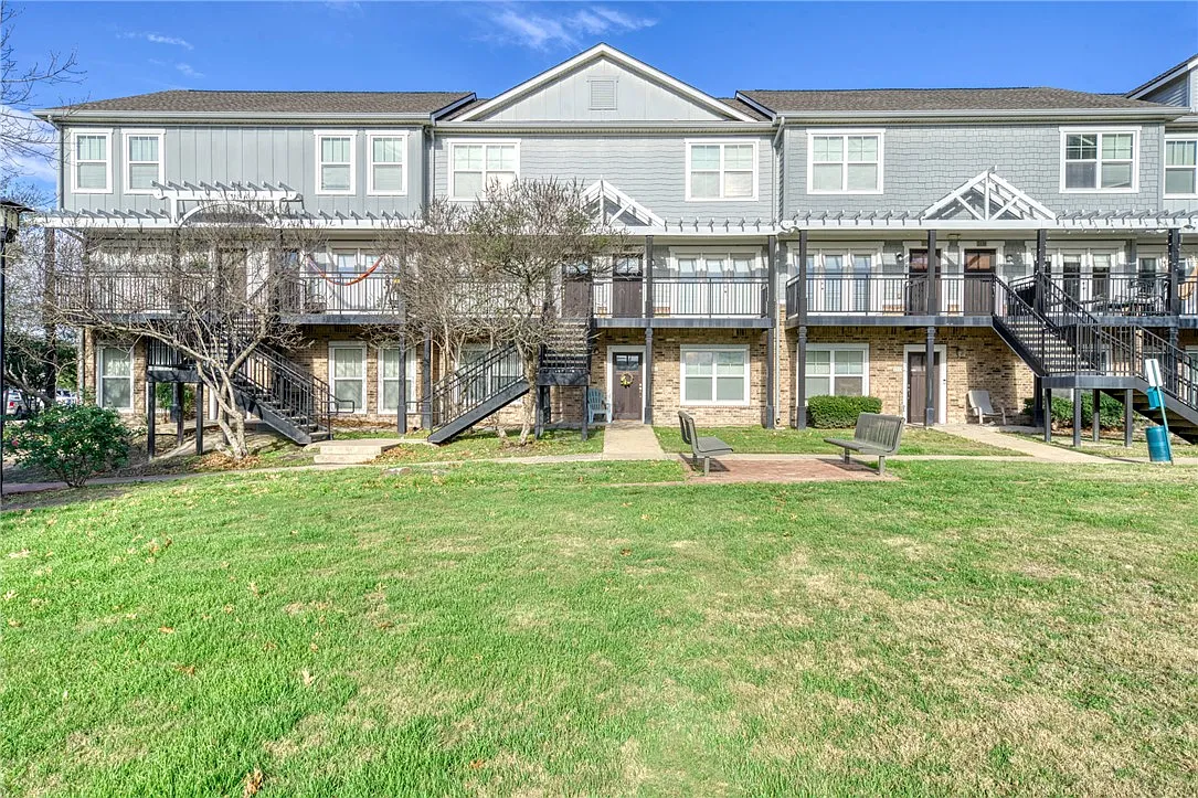 2 bed, 1052 sqft, $1,200 — Photo 1