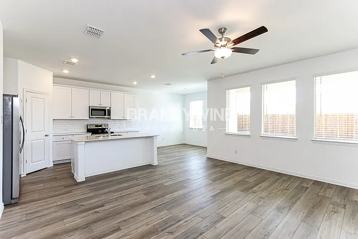 341 Wentworth Dr — Photo 6