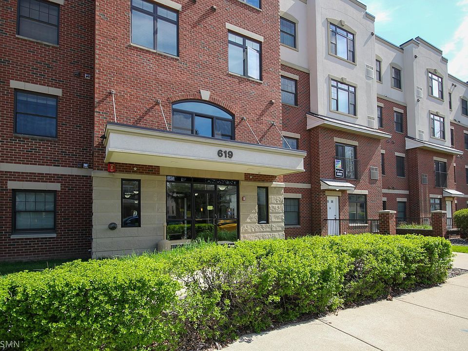 1st image of 619 8th St SE Unit 301