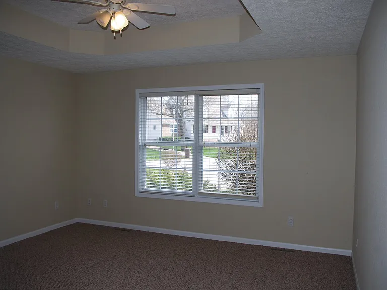 905 Hampton Ct — Photo 10