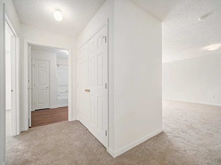 Amesbury Apartments — Photo 30