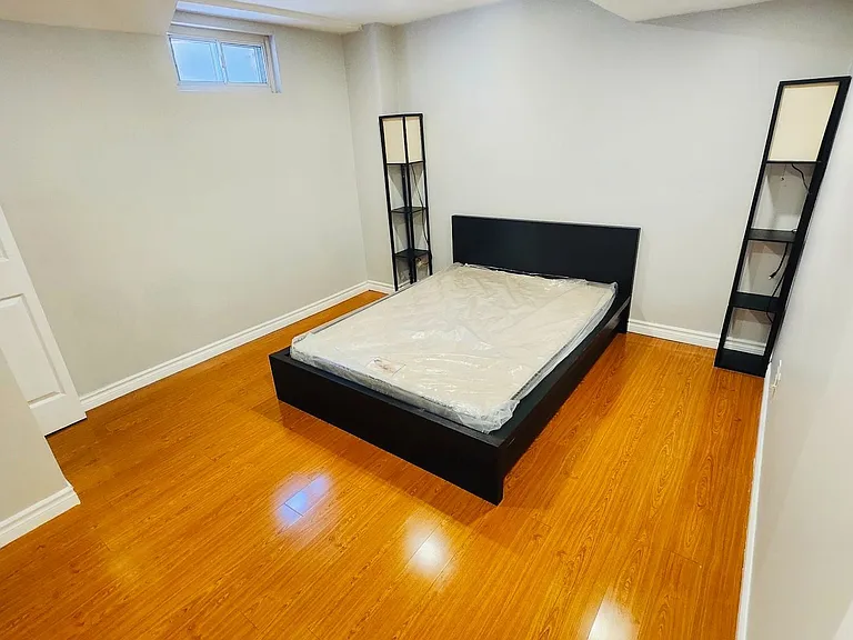 15 Saintsbury Sq #BASEMENT — Photo 7