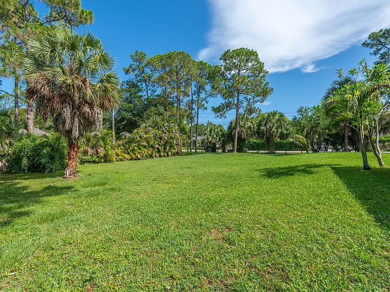 16628 Valencia Blvd — Photo 40