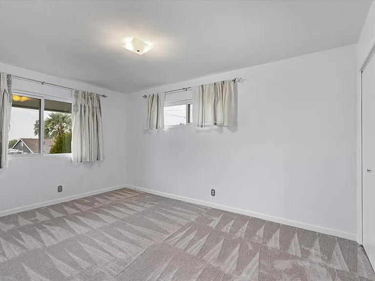 10602 Helendale Ave — Photo 15