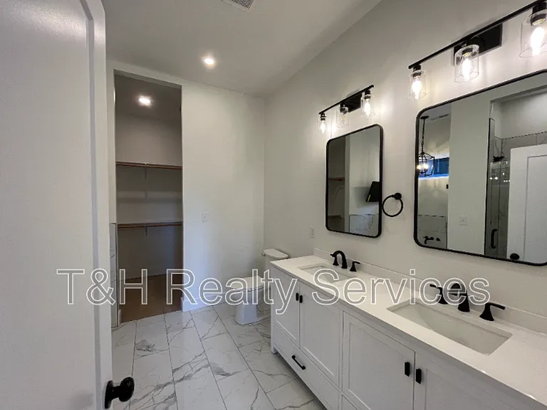 930 Woodlawn Ave — Photo 23