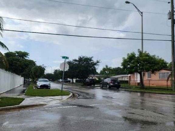 Exterior Neighborhood (street photo)