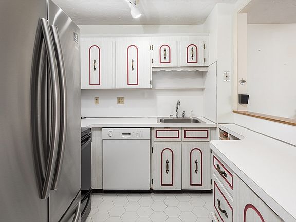 4th image of 34 South St Unit 103