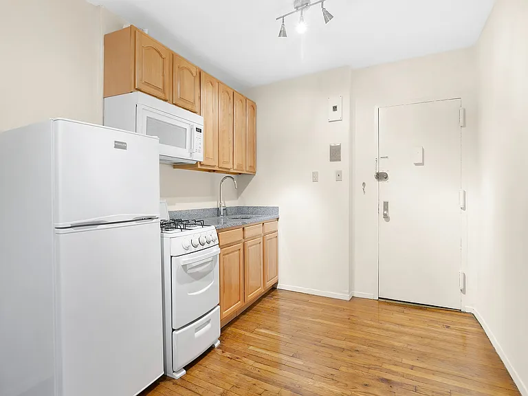 242 E 10th St #1 — Photo 4