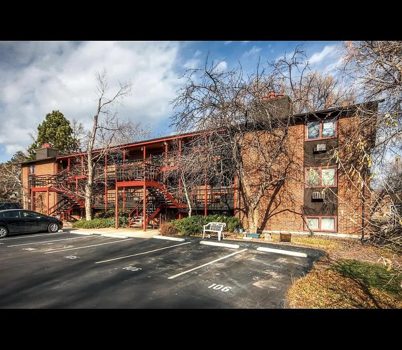 1370 Estes St #101
