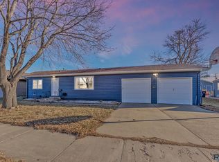 1004 S Blauvelt Ave, Sioux Falls, SD 57104