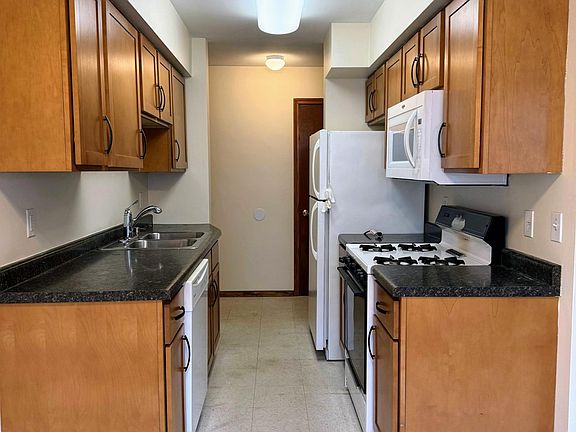 2nd image of 1010 15th Ave SE APT 304