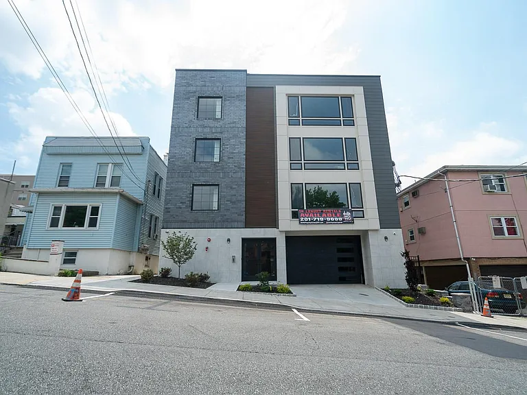 1209 26th St #305 — Photo 1