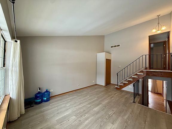 3rd image of 1216 Stratford Ln