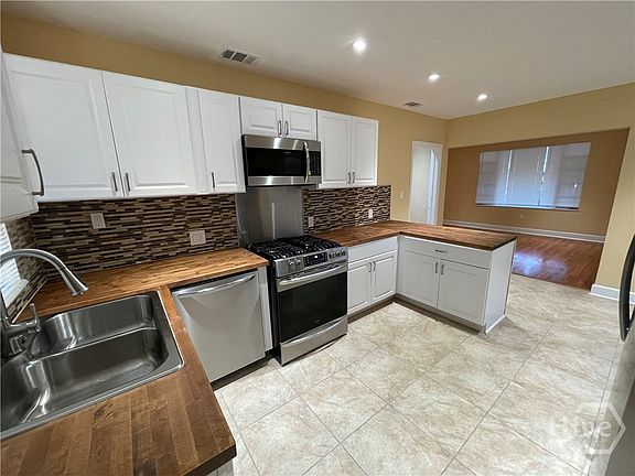 3rd image of 101 W 52nd St