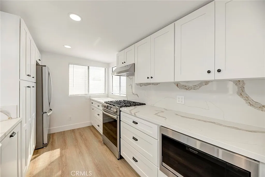3 bed, 3.5 bath, 1800 sqft, $9,000 — Photo 3