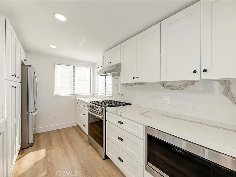 1090 Loma Dr — Photo 3