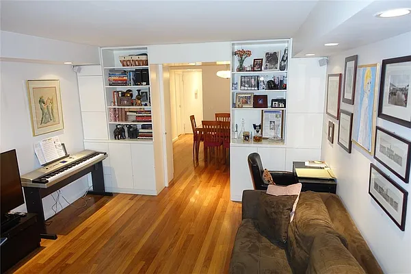 Sold by R New York | media 2