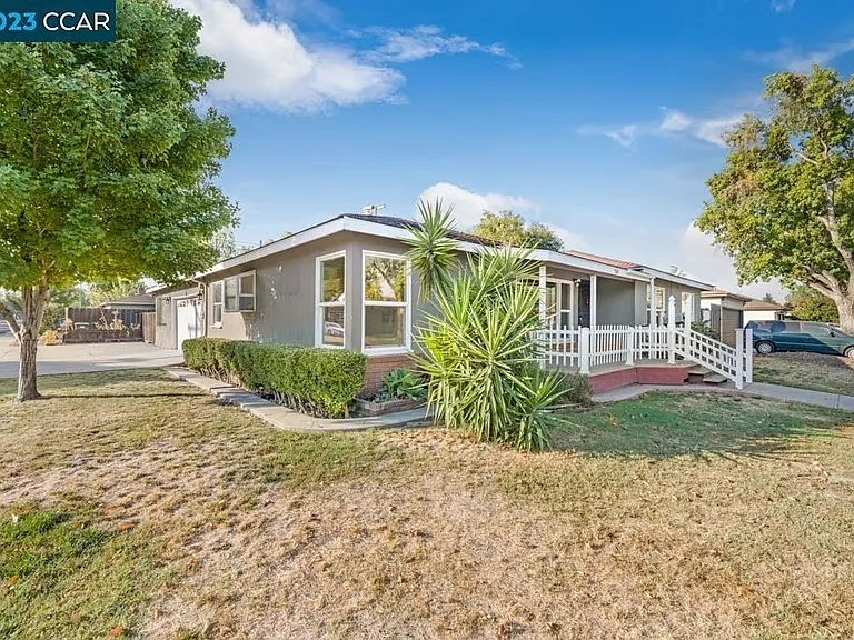 1502 Oakwood Dr — Photo 6