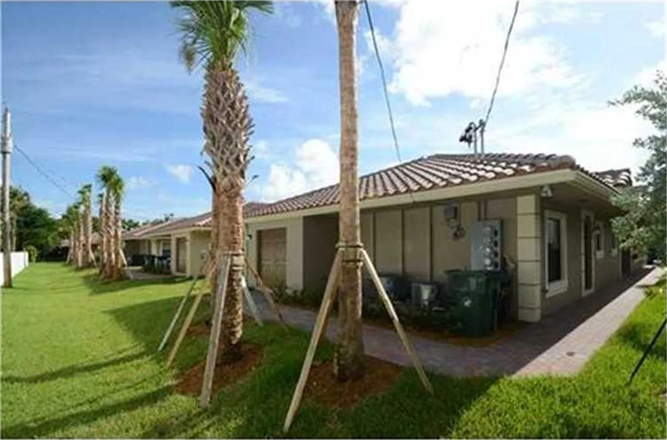 1045 Villas LLC (1035 NE 10th Ave) — Photo 3