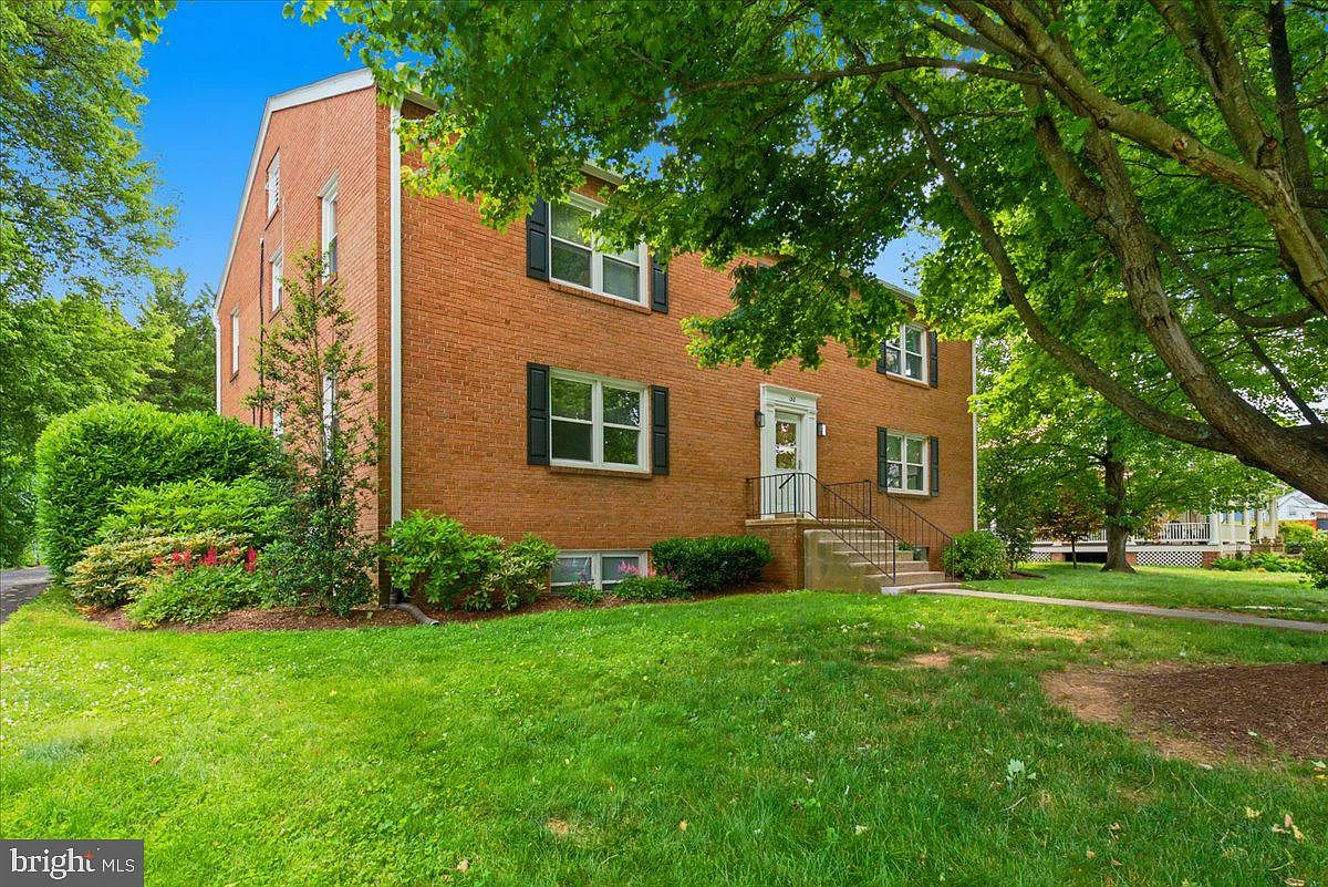 2 bed, 750 sqft, $1,695 — Photo 1