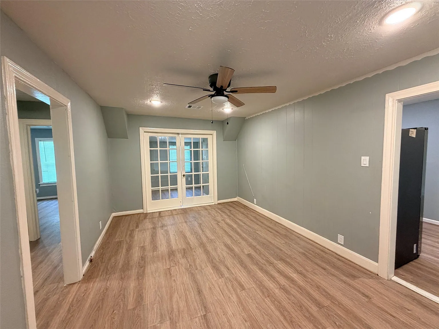 3 bed, 2.0 bath, 1166 sqft, $1,930 — Photo 3