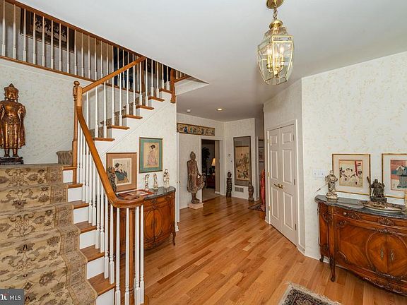 2nd image of 160 Cotswold Ct