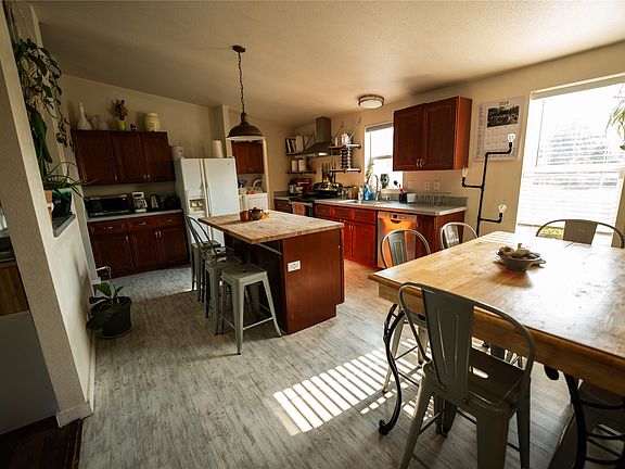 2nd image of 1137 Aspen Ln