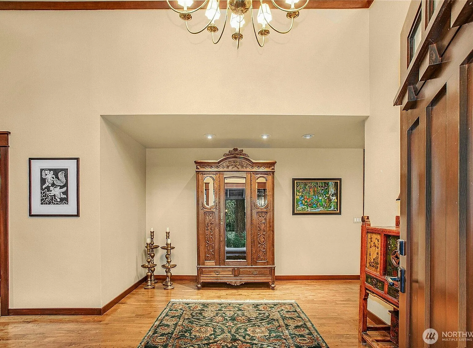 5 bed, 2.5 bath, 4020 sqft, $8,000 — Photo 2