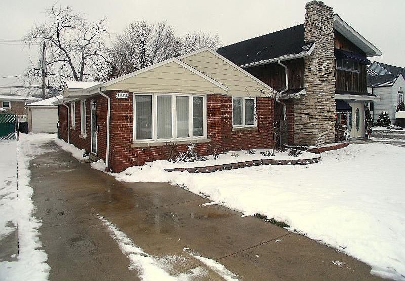 1st image of 3924 W 107th St
