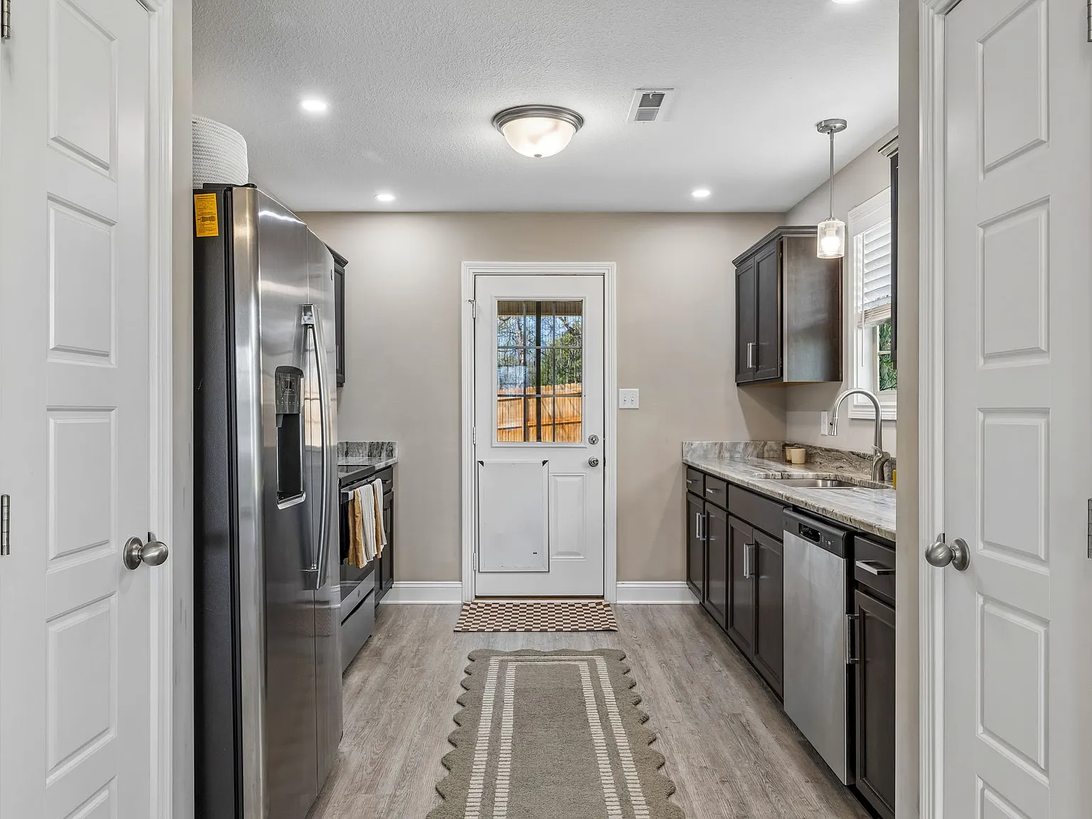 3 bed, 1320 sqft, $1,900 — Photo 4