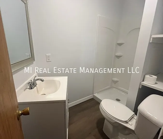 305 E Grove St #1 — Photo 2