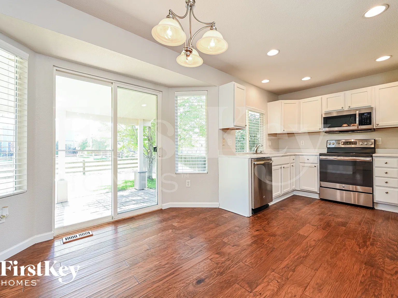 4 bed, 2.5 bath, 1945 sqft, $3,270 — Photo 4