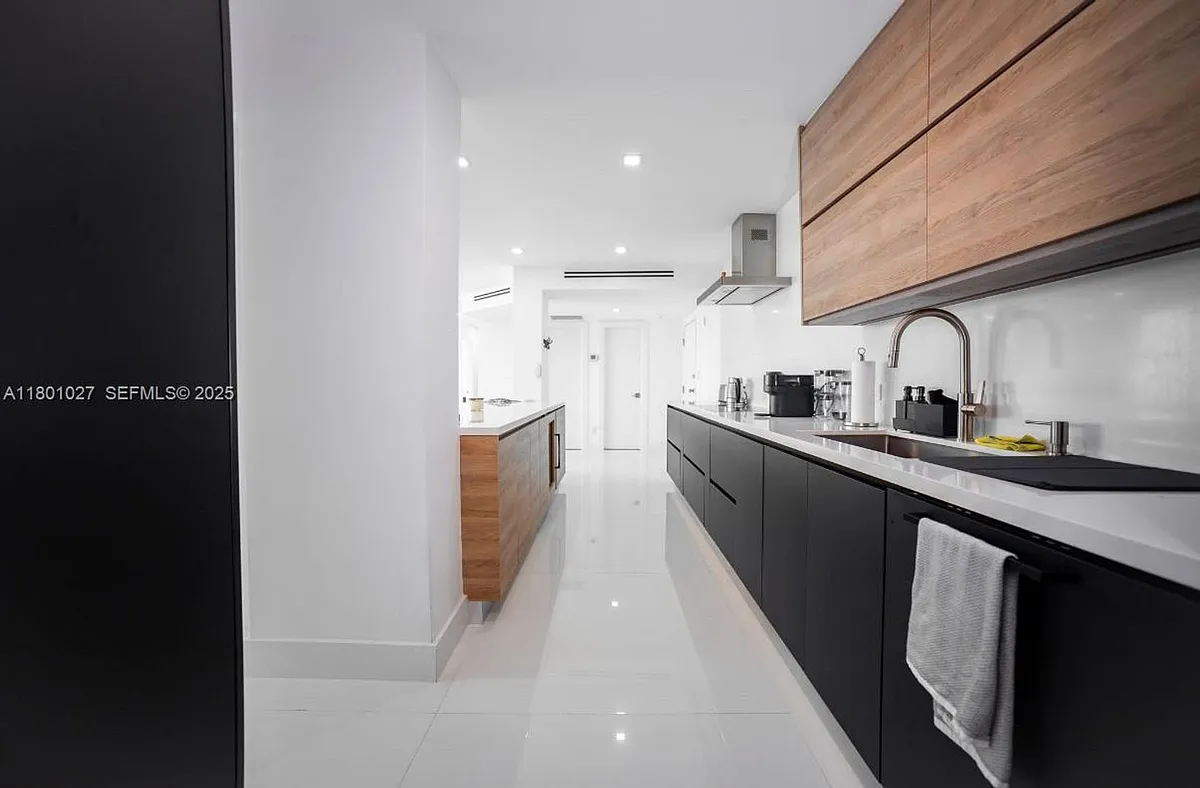 Building Photo - 5600 Collins Ave #14K