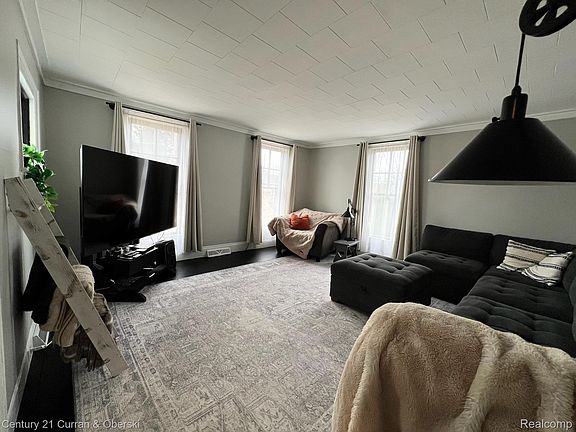 4th image of 210 Center St