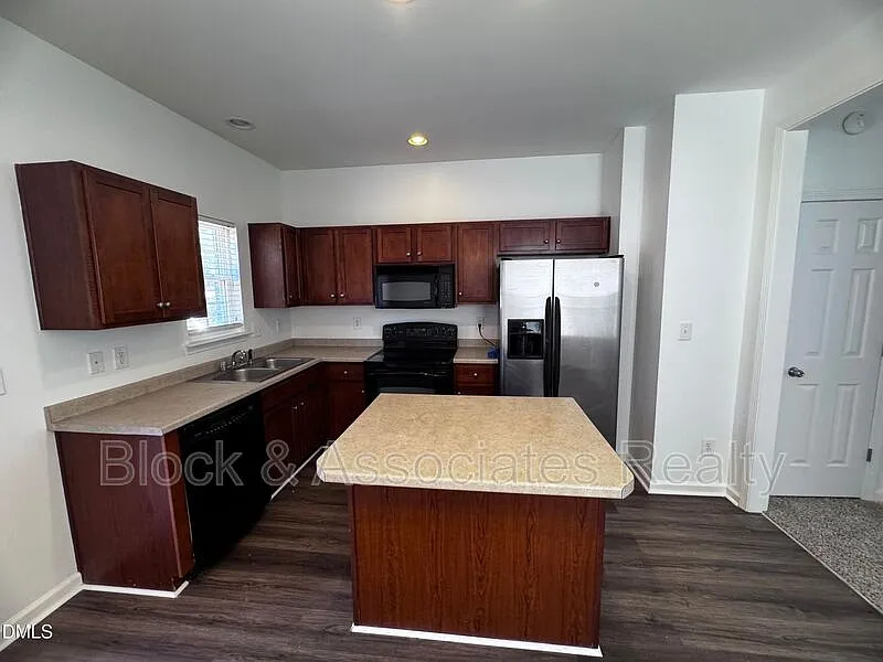 2 bed, 2.5 bath, 1500 sqft, $1,600 — Photo 3